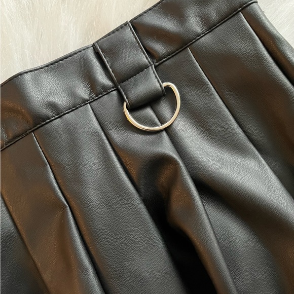 Pleaded FAUX Leather Black skirt - Picture 7 of 7
